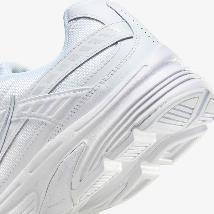 Кроссовки женские Nike Initiator White/Photon Dust/Metallic Silver